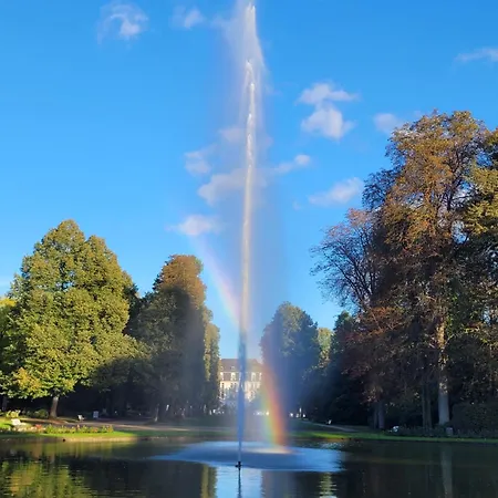Mercedes 4 Personen Parkplatz Zentrum *